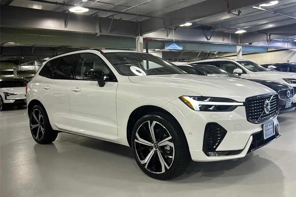 2025 Volvo XC60 B5 photo 1