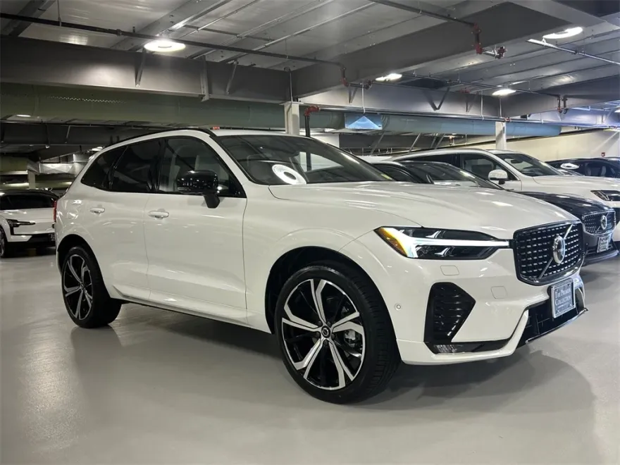 2025 Volvo XC60 B5 photo 1