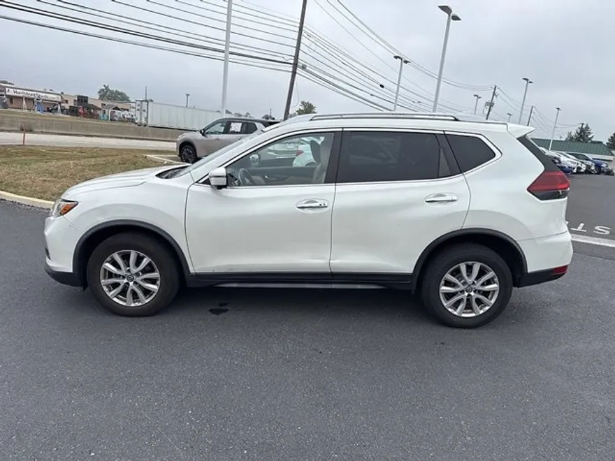 2018 Nissan Rogue AWD SV photo 2