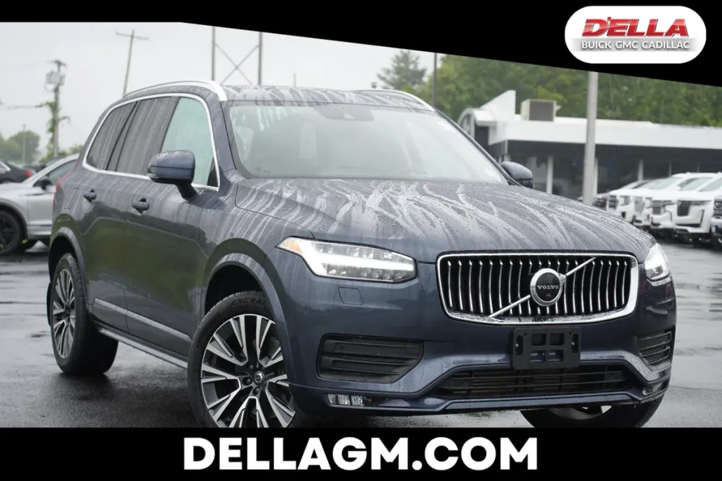 2022 Volvo XC90 Momentum photo 1