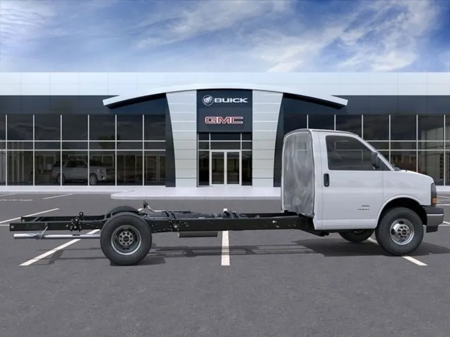 2025 Gmc Savana 3500 Cutaway photo 1