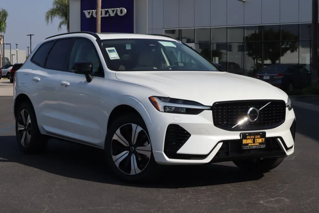 2025 Volvo XC60 Hybrid T8 Core photo 1