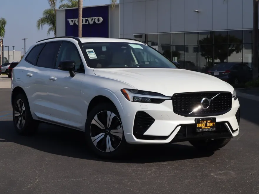 2025 Volvo XC60 Hybrid T8 Core photo 1