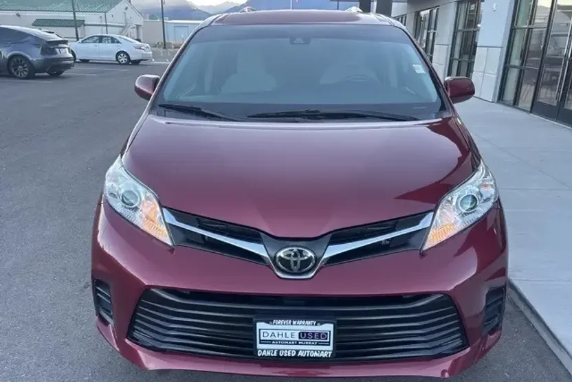 2020 Toyota Sienna LE photo 1