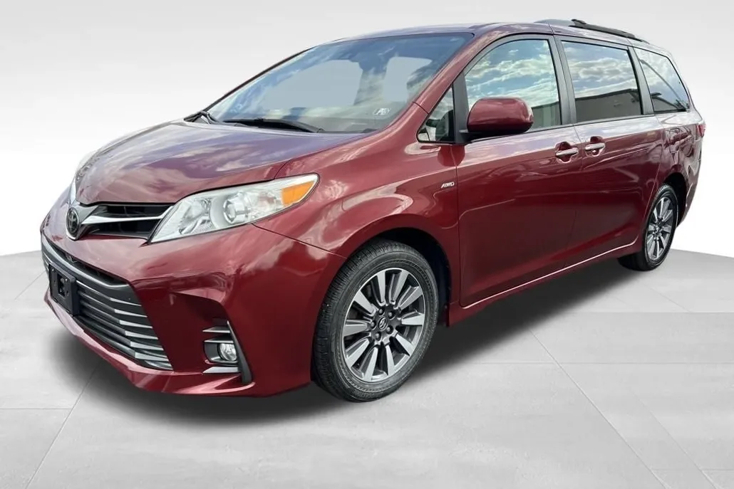 2018 Toyota Sienna XLE photo 1