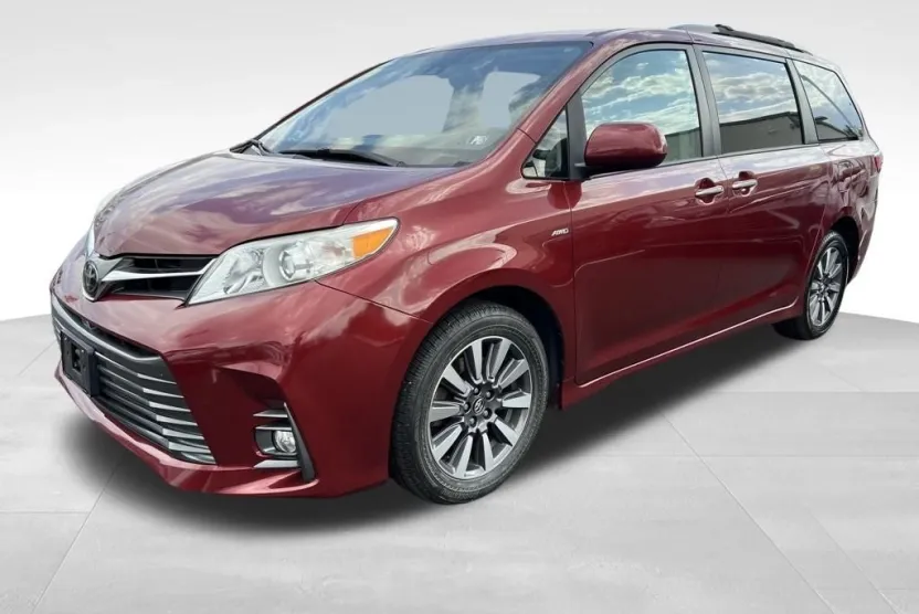 2018 Toyota Sienna XLE photo 1