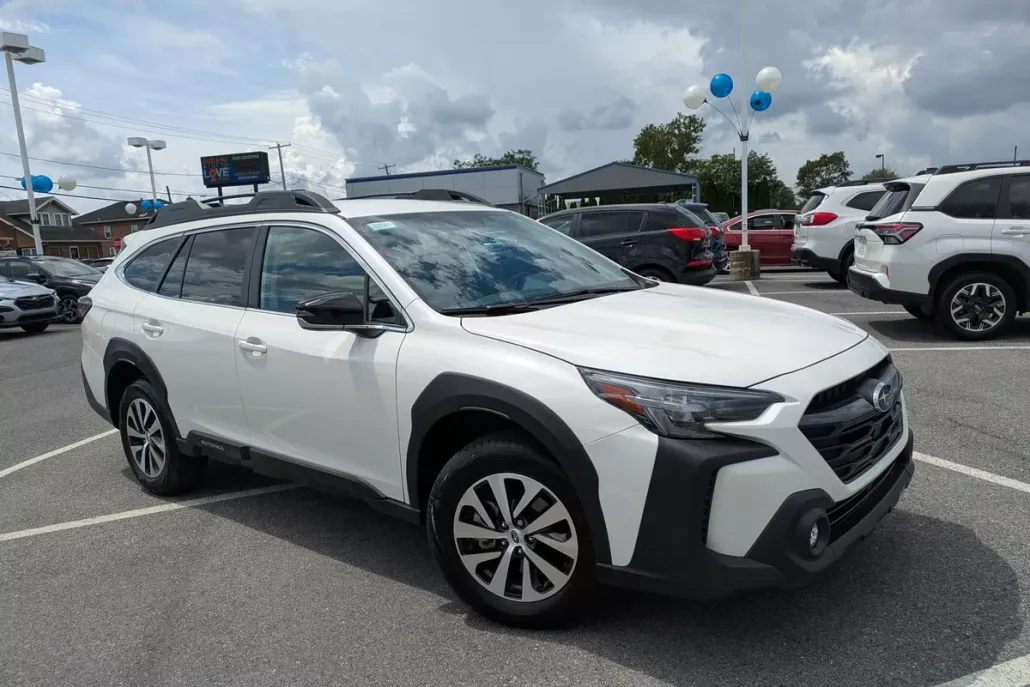 2025 Subaru Outback Base photo 1