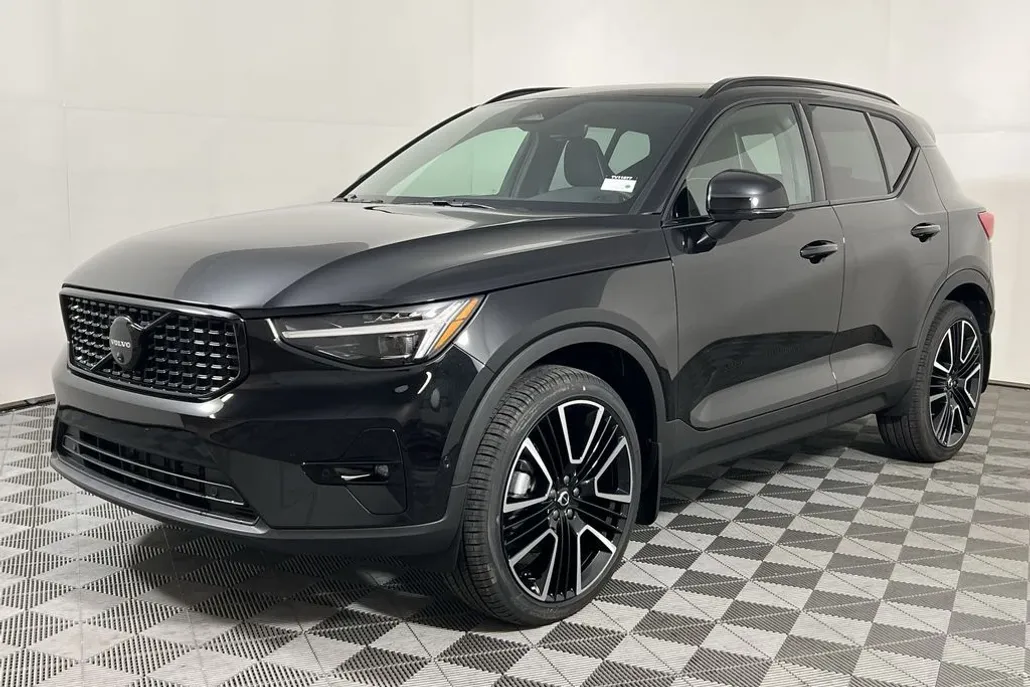 2026 Volvo XC40 photo 1