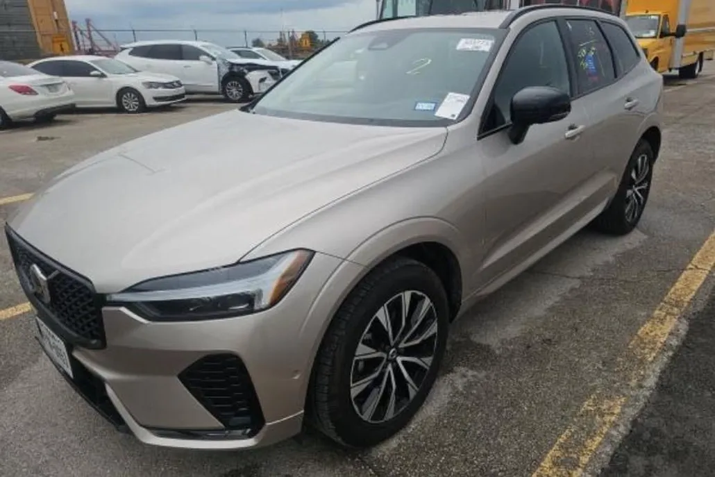 2025 Volvo XC60 Plus photo 1