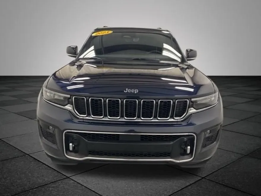 2023 Jeep Grand Cherokee Overland photo 1
