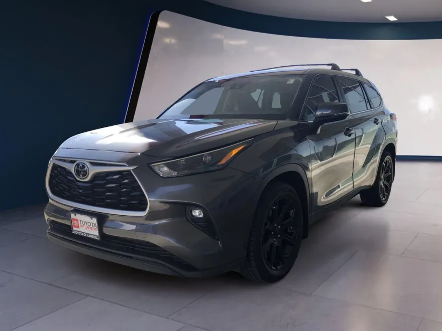 2023 Toyota Highlander LE photo 1