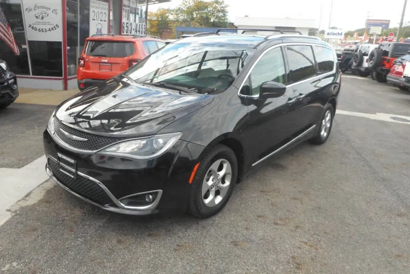 2017 Chrysler Pacifica Touring Plus photo 1
