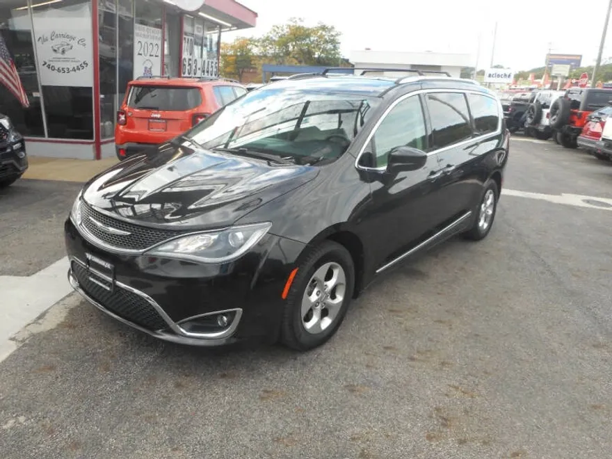 2017 Chrysler Pacifica Touring Plus photo 1
