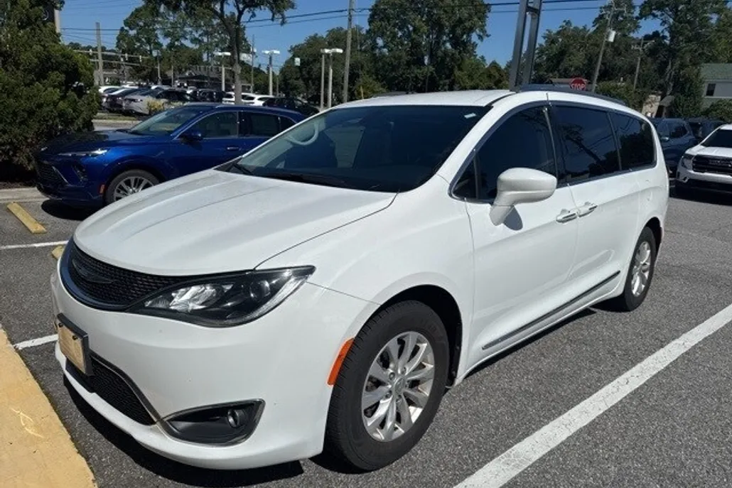 2018 Chrysler Pacifica Touring L photo 1