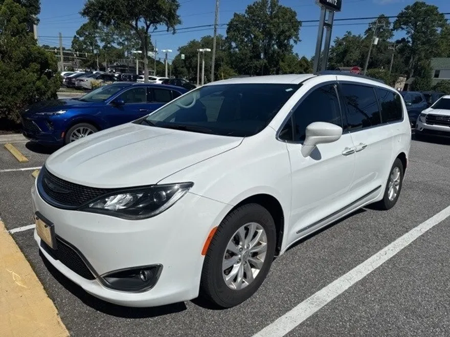 2018 Chrysler Pacifica Touring L photo 1