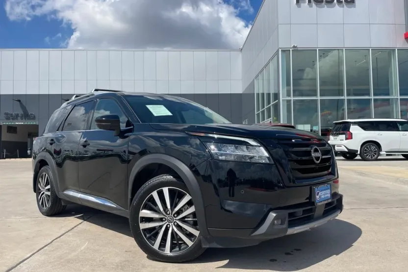 2023 Nissan Pathfinder Platinum photo 1