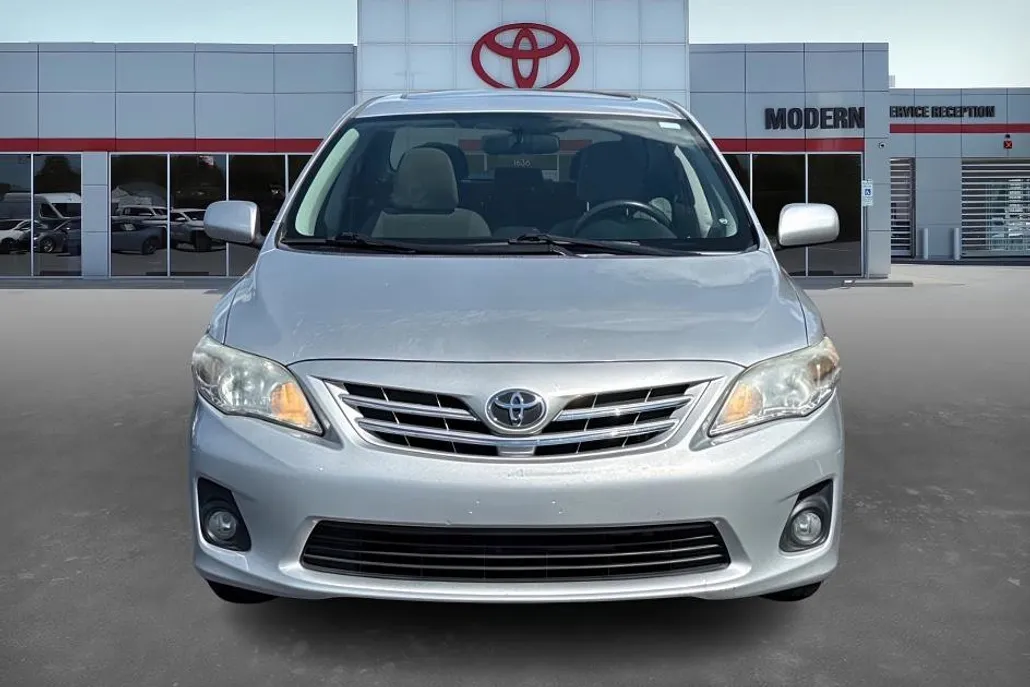 2013 Toyota Corolla LE photo 1