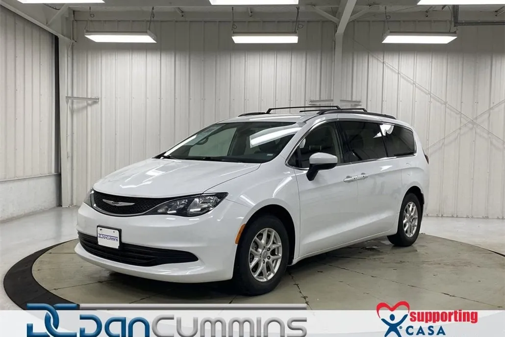 2020 Chrysler Voyager LXi photo 1