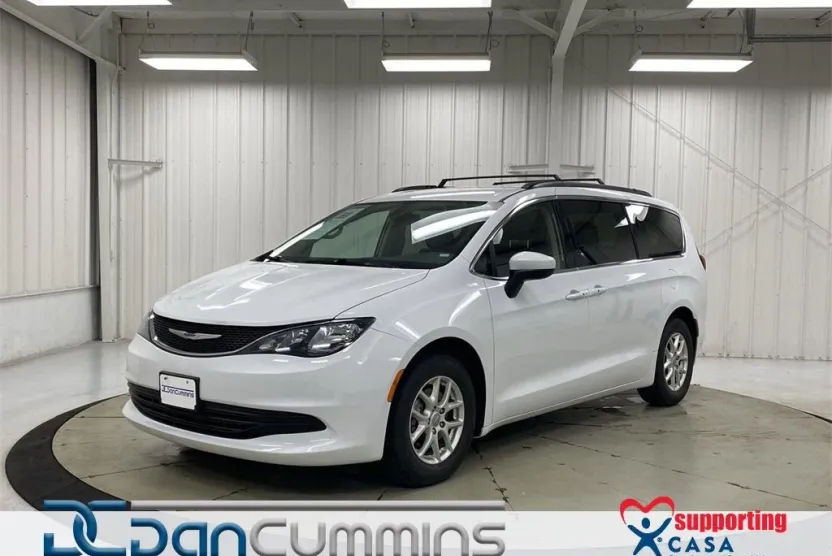 2020 Chrysler Voyager LXi photo 1