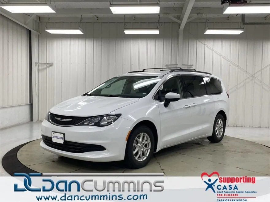 2020 Chrysler Voyager LXi photo 1