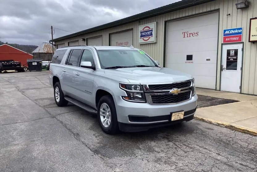 2020 Chevrolet Suburban LT photo 1