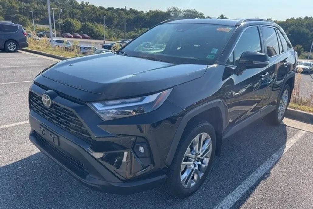 2023 Toyota RAV4 XLE Premium photo 1