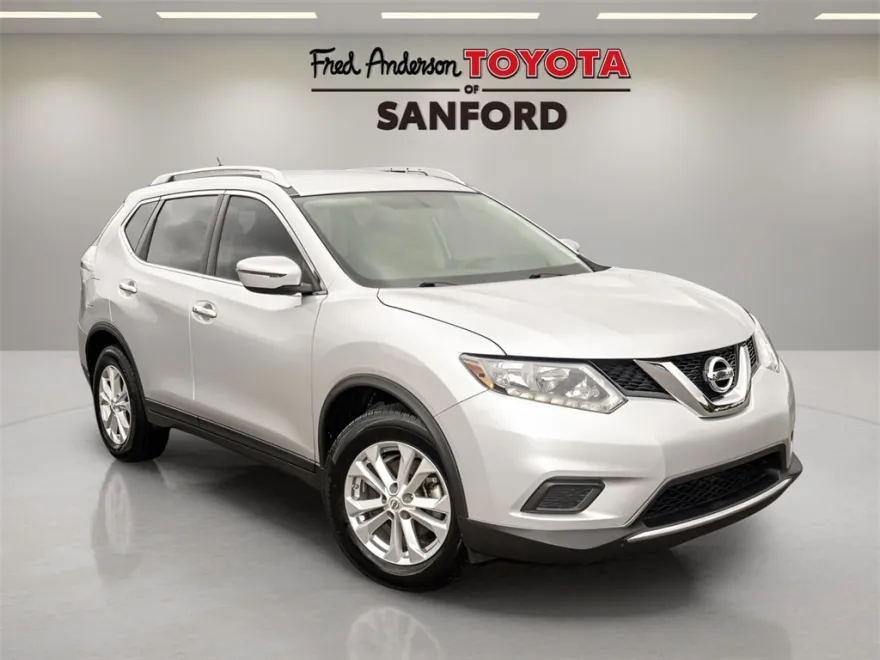 2016 Nissan Rogue SV photo 1