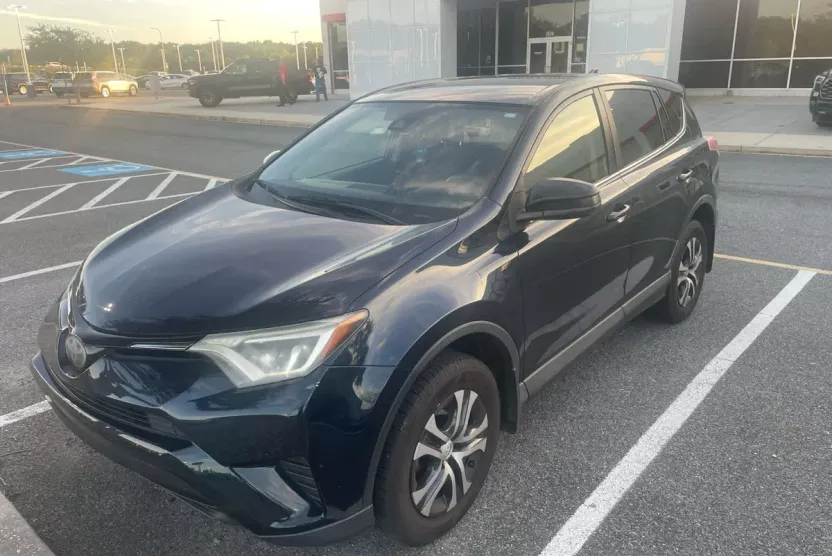 2018 Toyota RAV4 LE photo 1