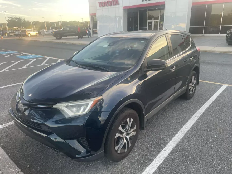 2018 Toyota RAV4 LE photo 1