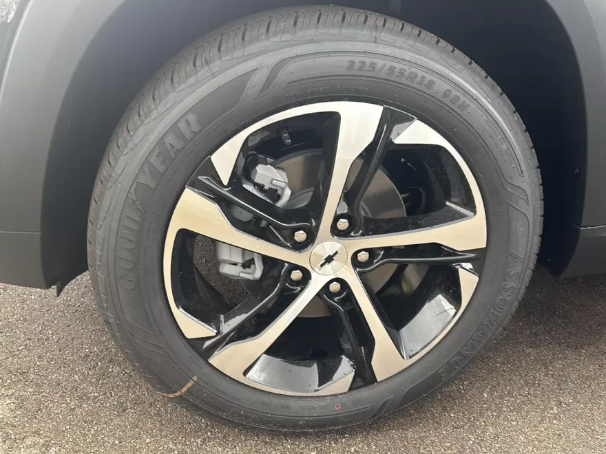 2025 Chevrolet Trax 1 photo 1