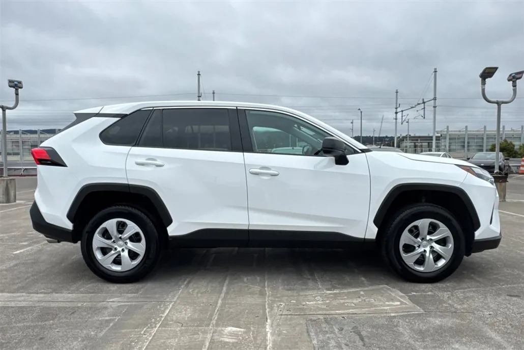 2024 Toyota RAV4 LE photo 1