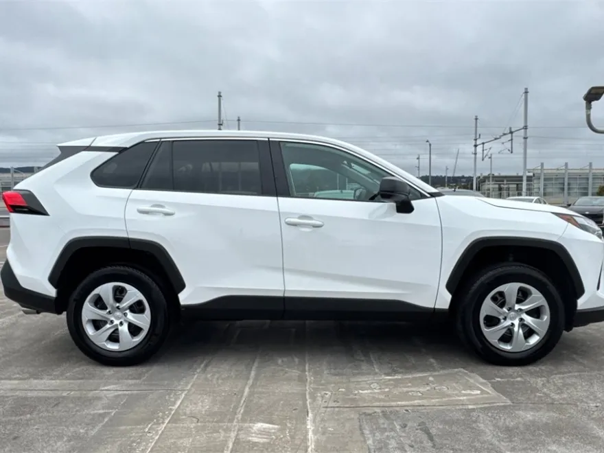 2024 Toyota RAV4 LE photo 1