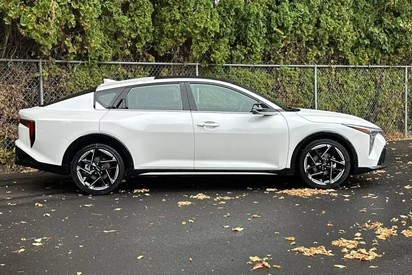 2025 Kia K4 GT-Line photo 1