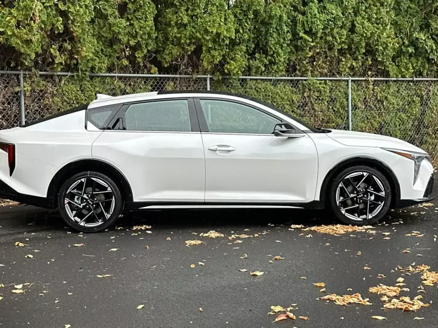 2025 Kia K4 GT-Line photo 1