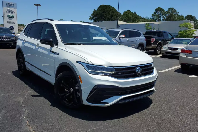 2024 Volkswagen Tiguan SE R-Line Black photo 1