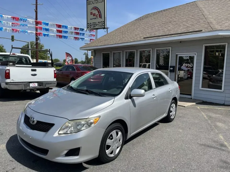 2010 Toyota Corolla LE photo 1