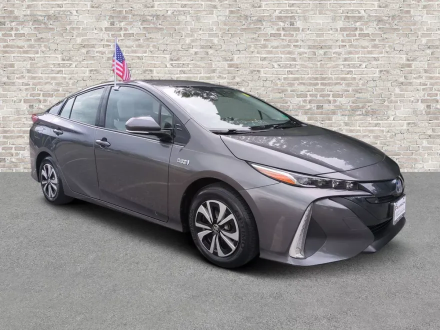 2017 Toyota Prius Prime Premium photo 1