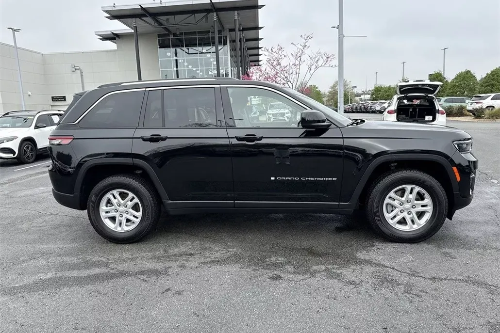2023 Jeep Grand Cherokee Laredo photo 1
