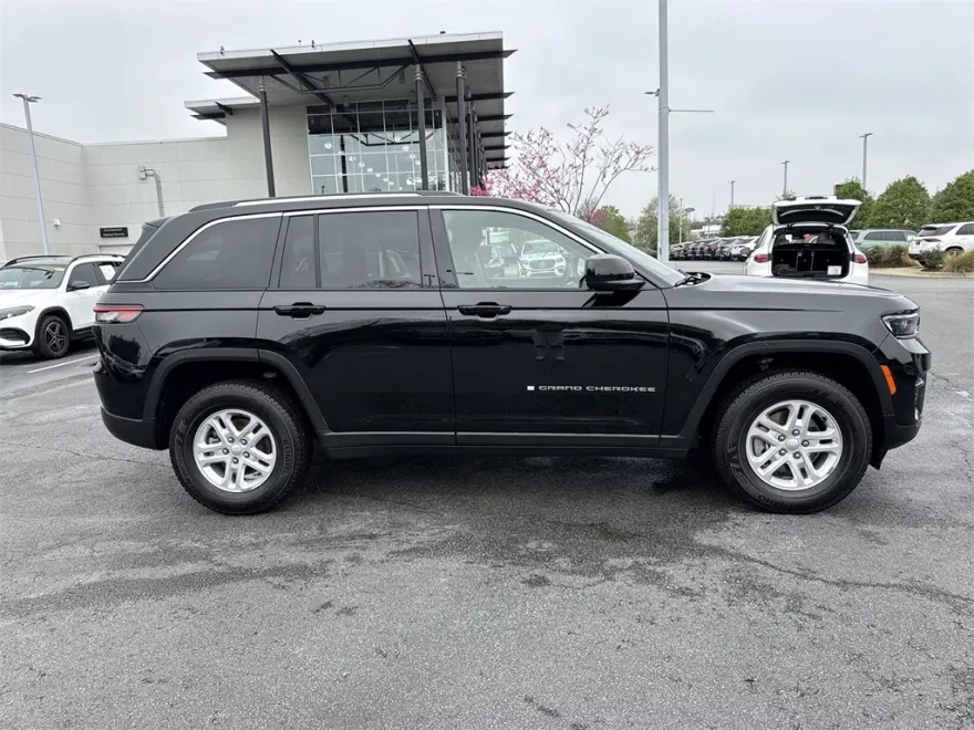 2023 Jeep Grand Cherokee Laredo photo 1