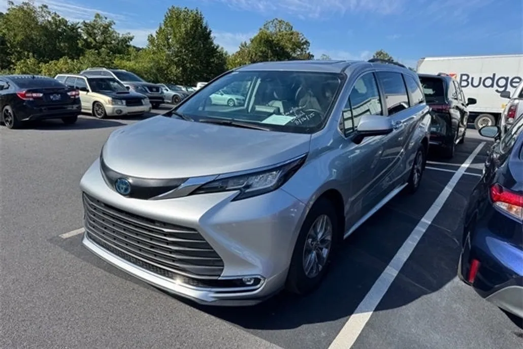 2023 Toyota Sienna XLE photo 1