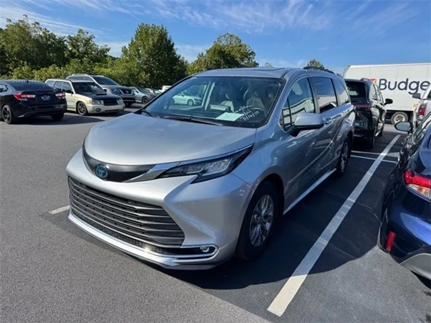 2023 Toyota Sienna XLE photo 1