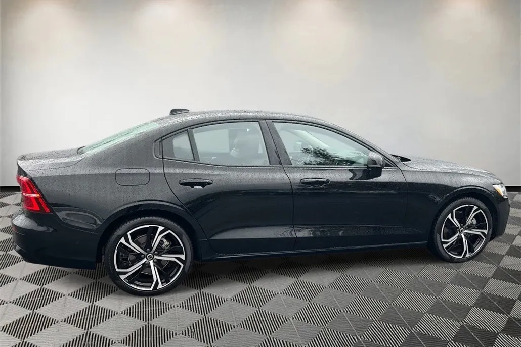 2023 Volvo S60 B5 Plus photo 1