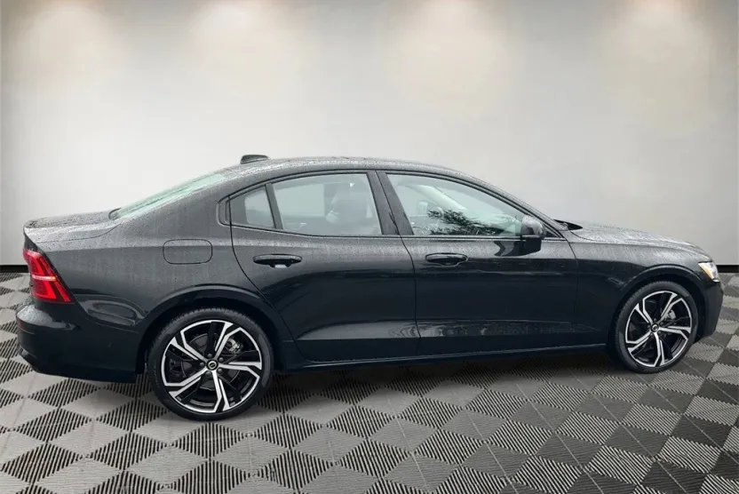 2023 Volvo S60 B5 Plus photo 1