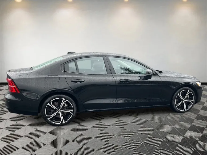 2023 Volvo S60 B5 Plus photo 1