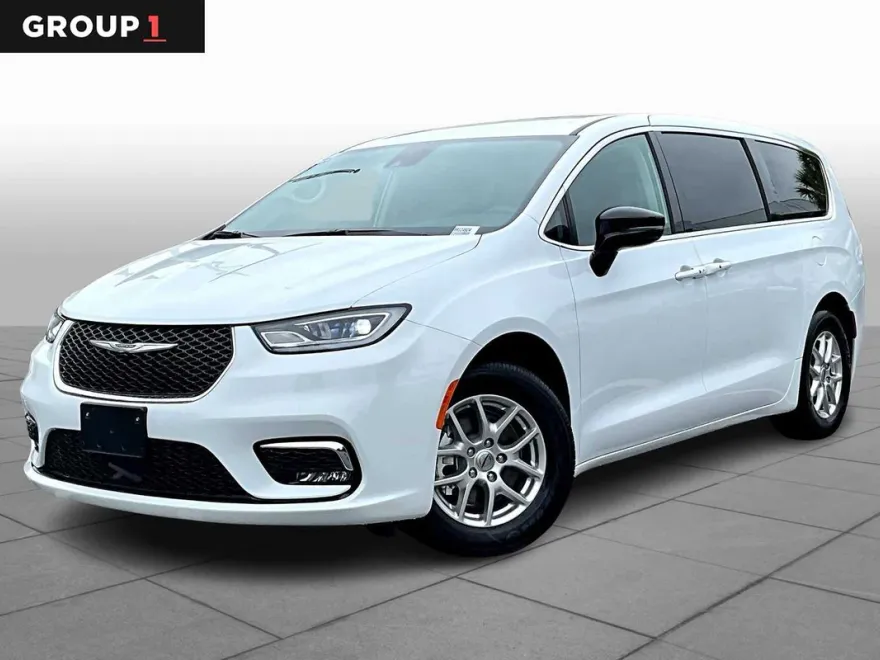 2024 Chrysler Pacifica Touring L photo 1