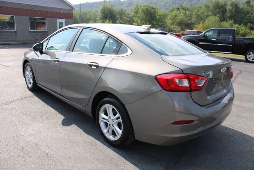 2018 Chevrolet Cruze LT photo 1