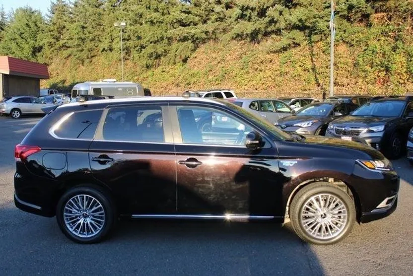 2022 Mitsubishi Outlander PHEV LE S-AWC photo 1