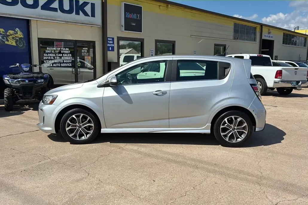 2019 Chevrolet Sonic LT photo 1