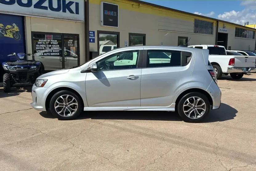 2019 Chevrolet Sonic LT photo 1