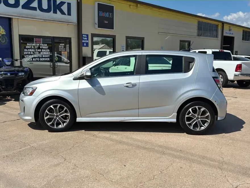 2019 Chevrolet Sonic LT photo 1